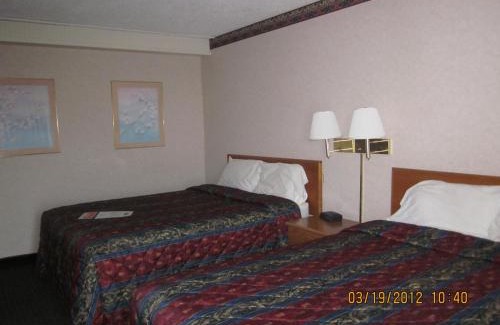 Fair Plain Hotel | Howard Johnson by Wyndham Saint Joseph Benton Harbor