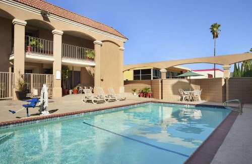 Buena Park Hotel | Howard Johnson by Wyndham Buena Park