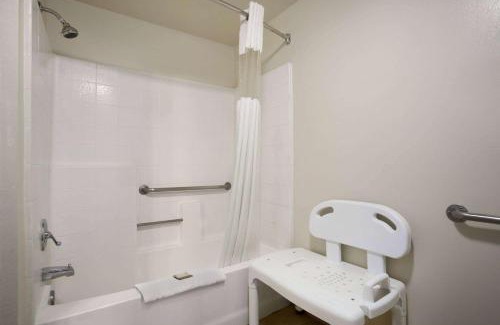 Buena Park Hotel | Howard Johnson by Wyndham Buena Park