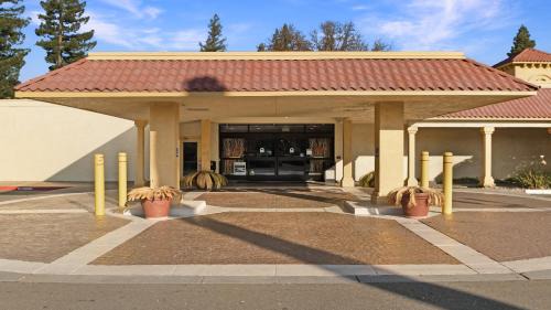 Central Sacramento Hotel | Howard Johnson by Wyndham Sacramento Downtown