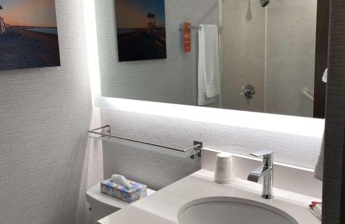 Middletown Hotel | Howard Johnson by Wyndham Middletown Newport Area