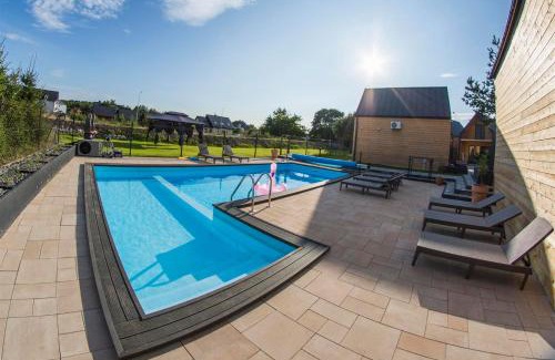 Ustka Ski Chalet | Huśtawka i Hamak - Domki z basenem nad morzem Ustka