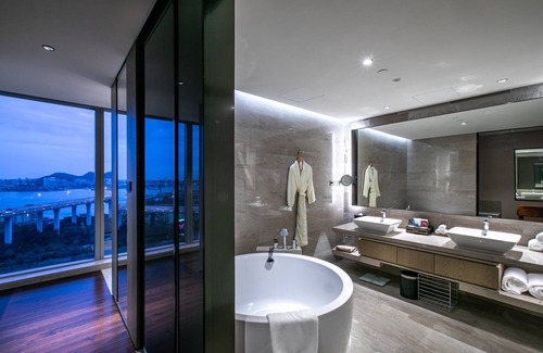 Haicang Hotel | HUALUXE Xiamen Haicang Harbour View by IHG
