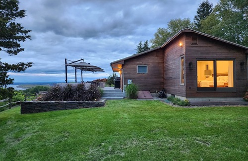Hudson House | Hudson River/Catskill Mtn Views 2 Bdrm Contemporary, Hudson NY