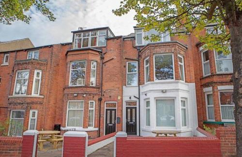Scarborough House | HUGE 12 Bedroom sleep 24 luxury with 2 HOT TUBS
