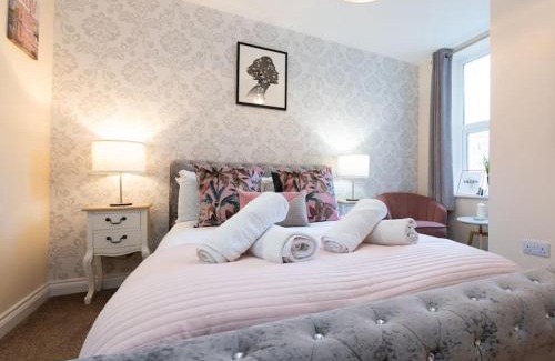 Scarborough House | HUGE 12 Bedroom sleep 24 luxury with 2 HOT TUBS