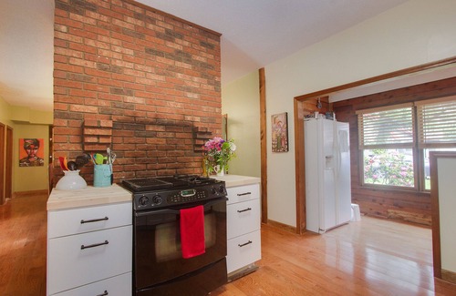 Swannanoa House | Huge 180-yr-old Farmhouse. All new amenities. 1 acre. cCose to town.