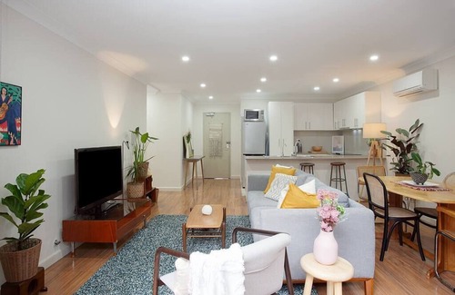 Camperdown Apartment | Huge 3 Bed Camperdown Garden Apt w/Parking Aircon