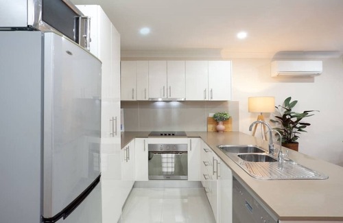 Camperdown Apartment | Huge 3 Bed Camperdown Garden Apt w/Parking Aircon