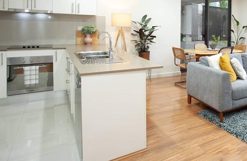 Camperdown Apartment | Huge 3 Bed Camperdown Garden Apt w/Parking Aircon