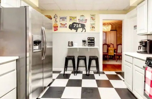 Buffalo Apartment | Huge 3BR Near Zoo, Niagara Falls, Downtown & Stadium – Peaceful Parkside Stay!