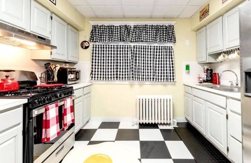 Buffalo Apartment | Huge 3BR Near Zoo, Niagara Falls, Downtown & Stadium – Peaceful Parkside Stay!