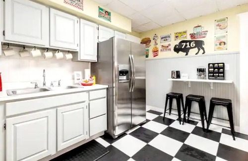 Buffalo Apartment | Huge 3BR Near Zoo, Niagara Falls, Downtown & Stadium – Peaceful Parkside Stay!