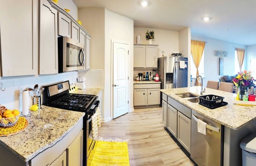 Slidell House | Huge 4-bedroom retreat w/FREE WiFi, in serene Slidell with Lake in backyard