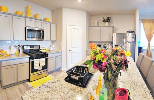 Slidell House | Huge 4-bedroom retreat w/FREE WiFi, in serene Slidell with Lake in backyard