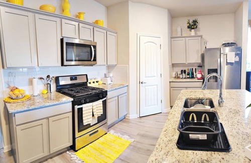 Slidell House | Huge 4-bedroom retreat w/FREE WiFi, in serene Slidell with Lake in backyard