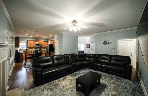 Loganville House | Huge 5 Bdrm W/King Bed Hot Tub