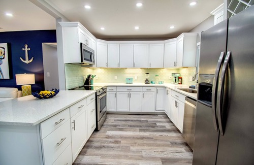 South Pinellas Community Council House | Huge 5BR+3BA Home with massive POOL. Poolside Cabana, Firepit. Sleeps 16