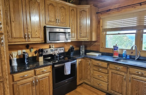 Tunnel Hill Cabin | Huge cabin! Sits on a hillside with unprecedented mountain and sunset views.