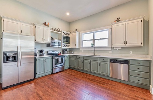 West End House | Huge Duplex Home with 9 bedrooms!