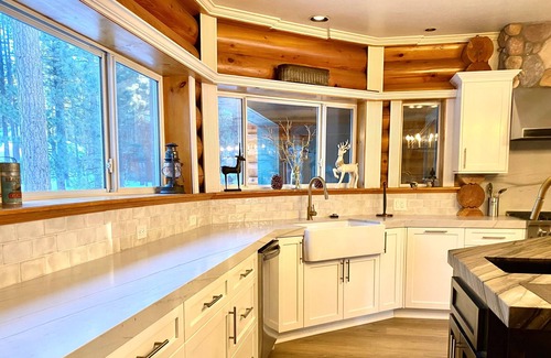 Fox Farm Cabin | Huge full log cabin,1.5 ac, spa & fireplace! Near Lake & Village! Gas Grill!