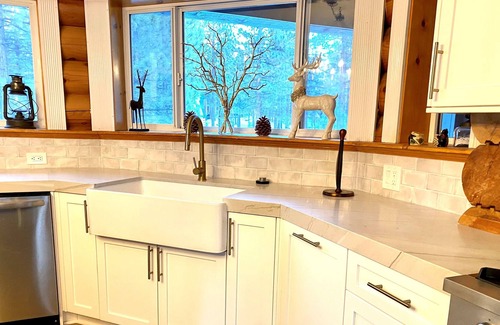 Fox Farm Cabin | Huge full log cabin,1.5 ac, spa & fireplace! Near Lake & Village! Gas Grill!