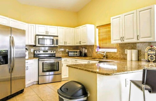 Pembroke Pines House | Huge Gated 5⭐Private Home Sleeps 21+ FREE RENTAL CAR +WATERSPORTS🌊 +WiFi +More!