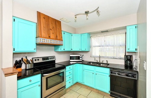 Sarasota House | Huge Heated Pool Home - Minutes to Siesta Key, Shopping, and More!!!