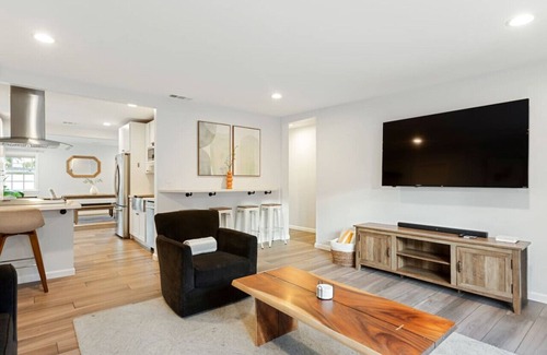 Hawthorne House | Huge Home for a Fun LA Retreat