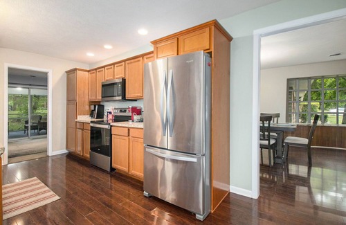 Waverly House | HUGE Home Sleeps 10 w/Garage - 5 Min to Airport/Capitol/Food 10 Min to MSU