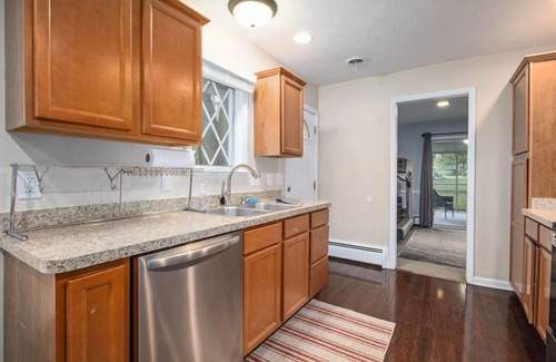 Waverly House | HUGE Home Sleeps 10 w/Garage - 5 Min to Airport/Capitol/Food 10 Min to MSU