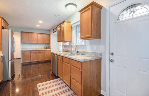 Waverly House | HUGE Home Sleeps 10 w/Garage - 5 Min to Airport/Capitol/Food 10 Min to MSU