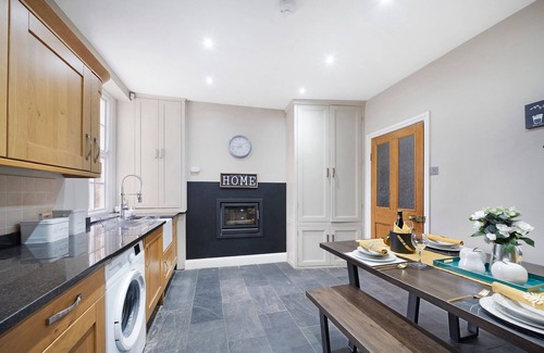 Gloucester House | Huge house free parking TV WiFi