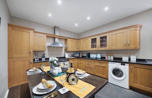 Gloucester House | Huge house free parking TV WiFi