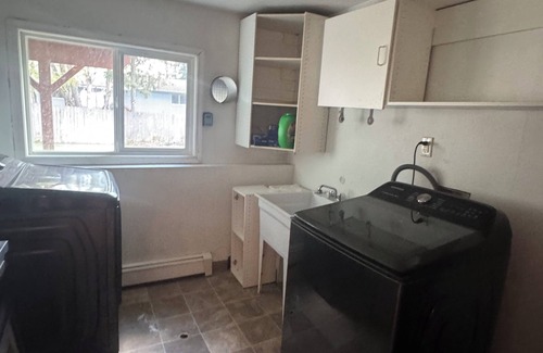 Spenard House | Huge house w/5 Bedrooms with large Deck in Anchorage by Airport!