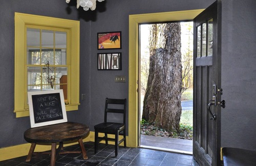 Woodstock House | HUGE KITCHEN 4 Private Acres, 7 Min to Town, WiFi, AC, Fireplace