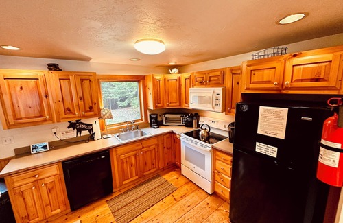 Rangeley Plantation Cabin | Huge Lakefront Cabin | Sleeps 12| King Bed| Dock| Ski Saddleback| Snowmobile|