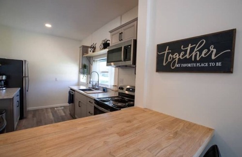 Seelyville House | Huge Main Bedroom with En-suite Close proximity to Rose Hulman