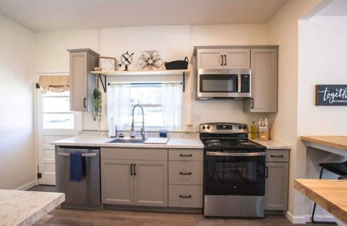 Seelyville House | Huge Main Bedroom with En-suite Close proximity to Rose Hulman