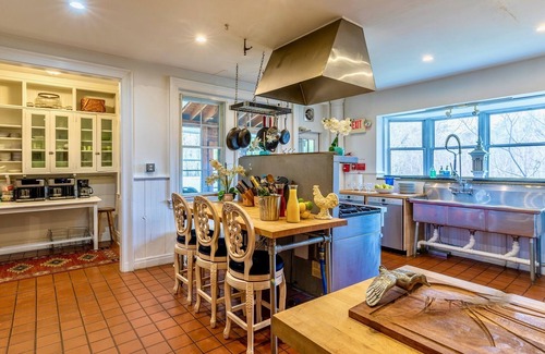 Manchester Center House | HUGE Private VT Mansion: 15 bedrooms, 12 bath, Sleep 34! Yoga retreats, corporate offsites, DIY weddings, family reunions, Dogs welcome