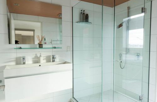 Sydenham Apartment | Huge Stylish Art Loft with Spa & Soaring Ceilings