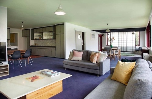St Kilda Apartment | Huge, stylish, central, 3 br apartment with pool
