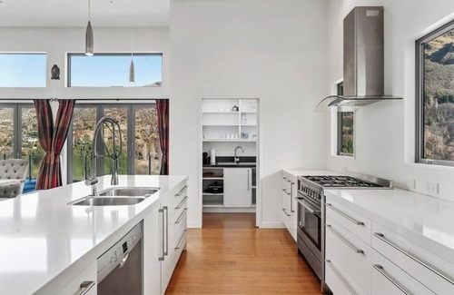 Arthur's Point House | Huge & Stylish on Shotover, 4 Bedrooms