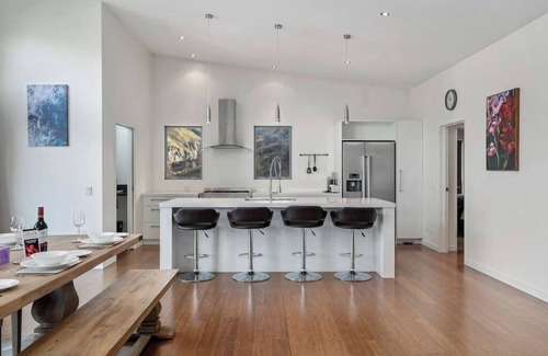 Arthur's Point House | Huge & Stylish on Shotover, 4 Bedrooms