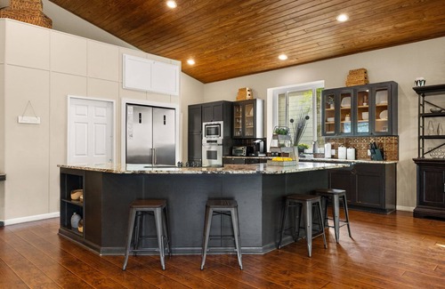 McQueeney House | Huge Waterfront Lodge: Sleeps 30, Perfect for Reunions & Retreats!