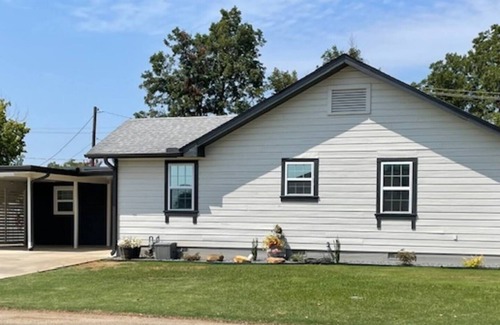 Hugo House | Hugo Cozy Cottage | Near Choctaw Casino & Dining
