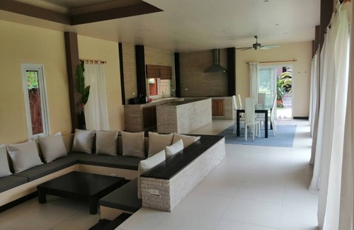 Ban Pong Villa | Hugo Villa, Property Privee 3 bedrooms with Pool and Garden