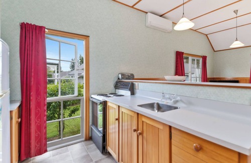 Rangatira Park House | Huka Falls Cottage - Lake Taupo Holiday Home