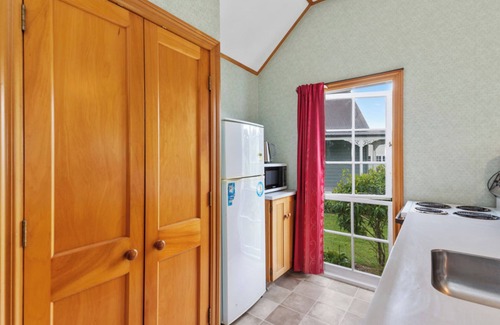 Rangatira Park House | Huka Falls Cottage - Lake Taupo Holiday Home