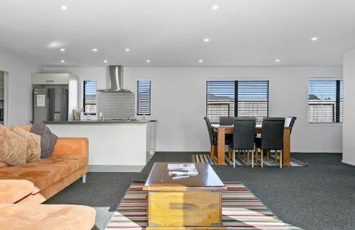 Rangatira Park House | Huka Falls Getaway (Family escape)
